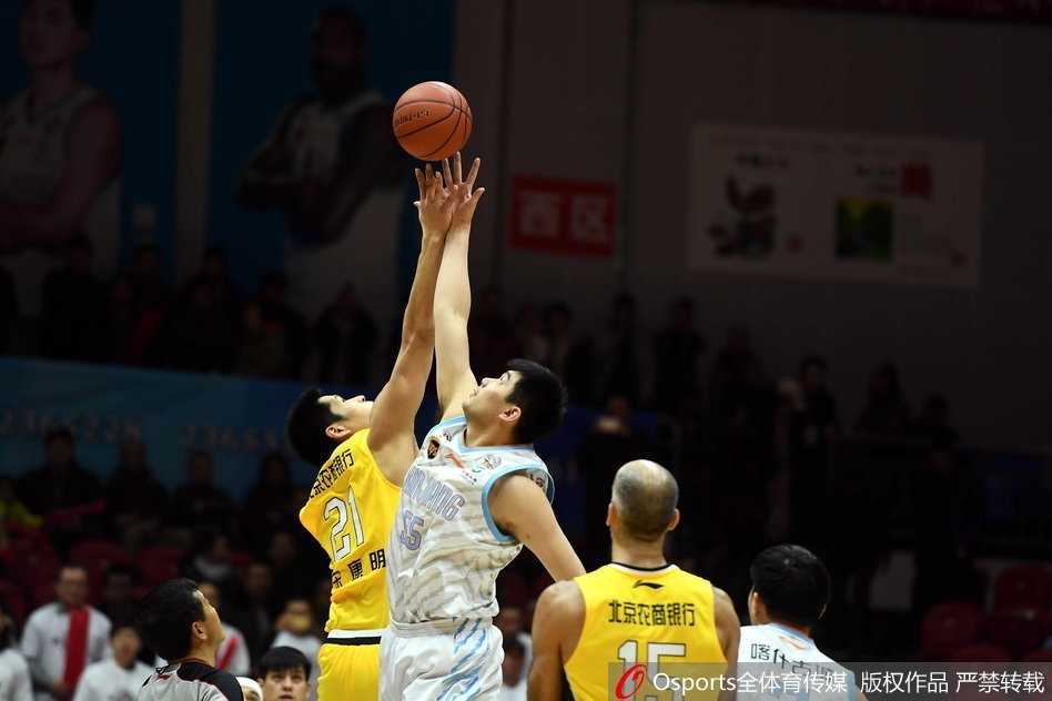 俞长栋高高跃起，在对方头顶生生摘下一个前场篮板，落地瞬间仿佛带着万钧之力，点燃了全队的士气。