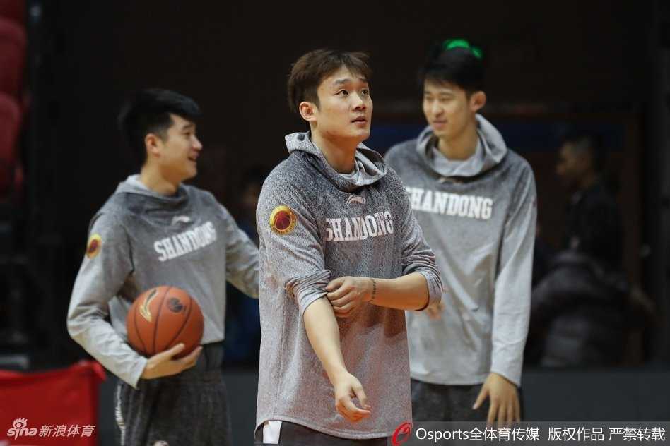 丁彦雨航在赛前训练中神情专注，运球穿越三分线，眼神中透露着对打破魔咒的渴望。