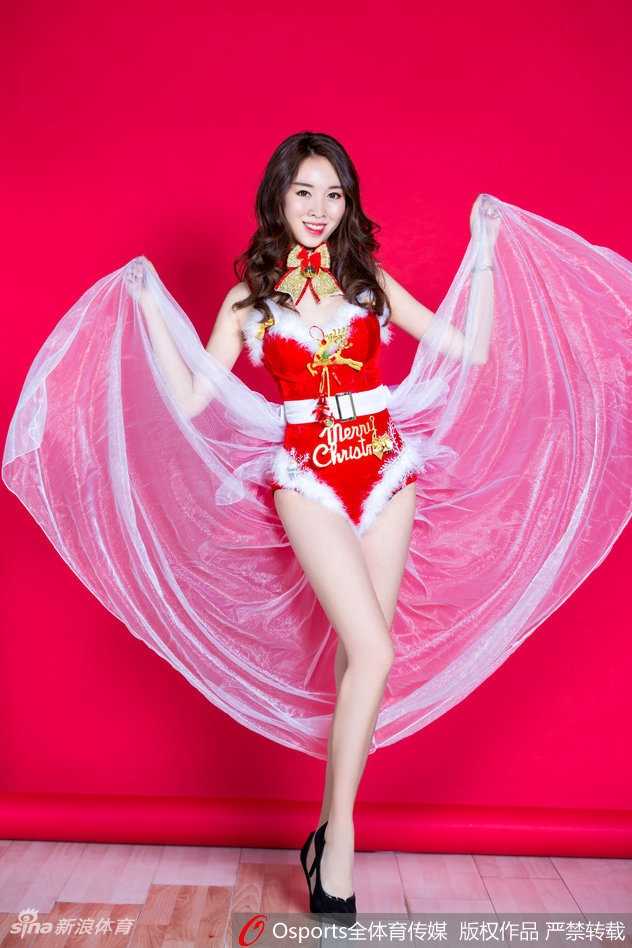 谢斯琦侧身而立，红裙勾勒出优美的背部线条。光影在她身上流淌，如同赛场灯光下的精灵，静谧中蕴含着下一秒即将爆发的热情。