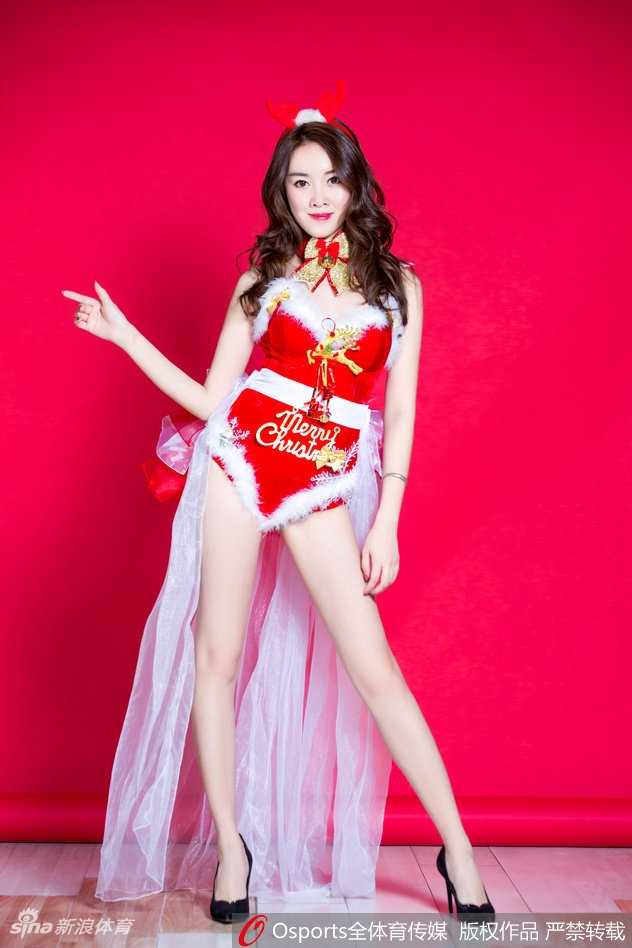 特写镜头下，谢斯琦精致的妆容与火红装扮相得益彰。她眼神坚定，红唇微启，仿佛正站在赛场中央，准备迎接全世界的目光。