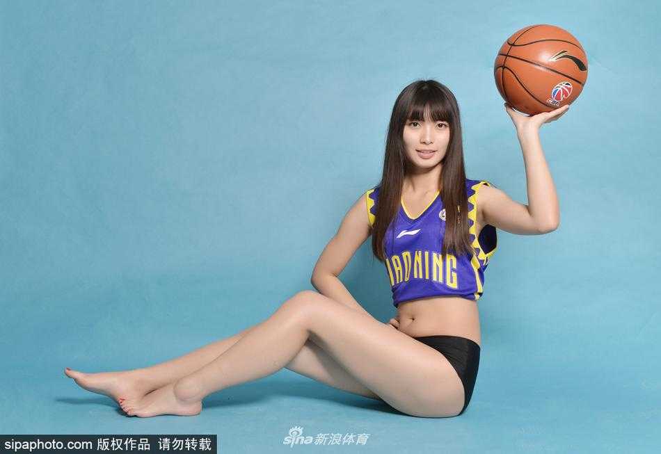 赛场边的女球迷正在专注地使用手机记录现场，她白皙的手臂在阳光下格外显眼，脸上带着浅浅的笑意，正在和朋友分享这一刻的激动。