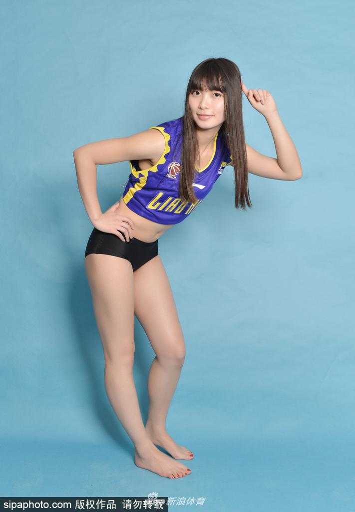 两位女球迷头碰头亲密合影，她们脸上画着彩绘，手中挥舞着围巾，闺蜜二人共同享受着比赛日带来的快乐时光。