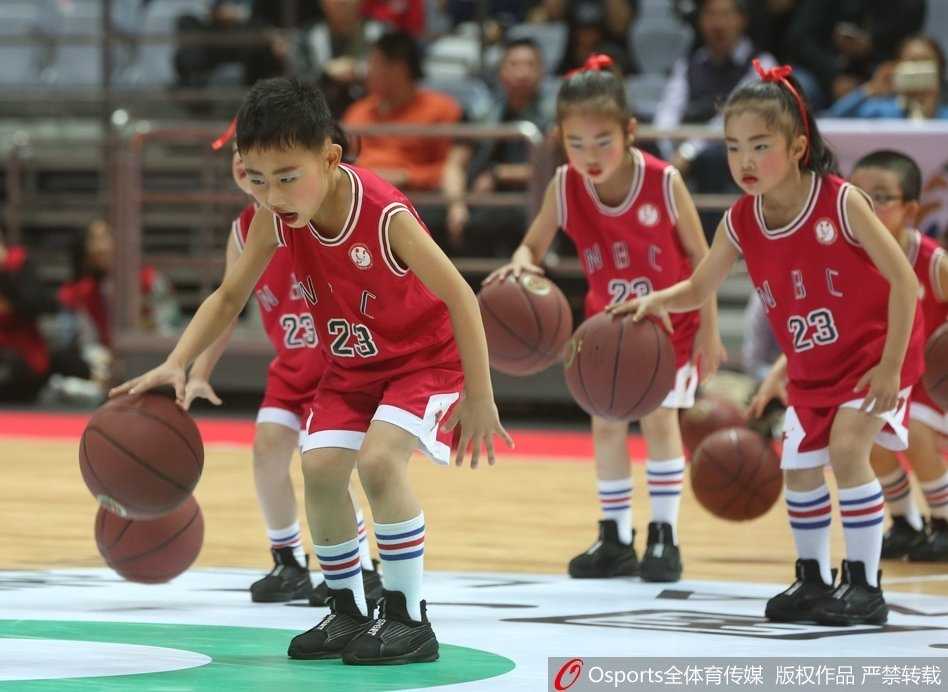 进球后的小球员兴奋地奔跑庆祝，身后的队友张开双臂追赶，脸上洋溢着最纯粹的快乐与自豪，整个画面都被少年的喜悦所感染。
