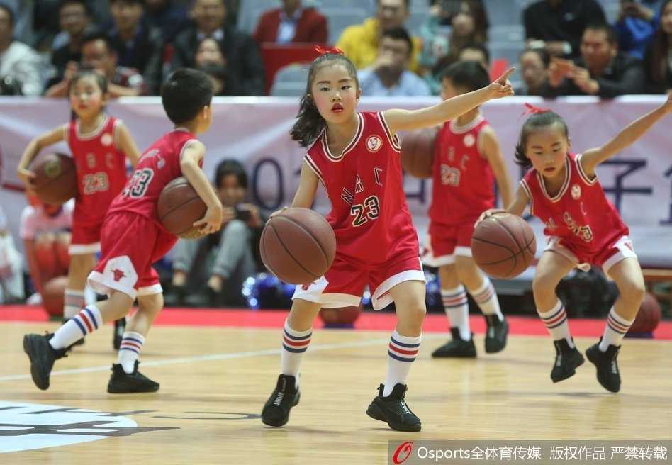 赛前，几名小球员围成一圈，手搭着队友的肩膀，齐声高喊加油，眼神中充满了信任与坚定，团队的凝聚力在这一刻展现得淋漓尽致。