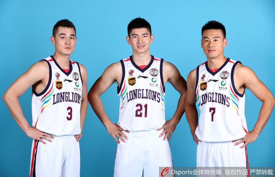 年轻球员们肩并肩站在一起，眼神中既有对前辈的敬仰，也闪烁着初生牛犊不怕虎的光芒，他们是龙狮的未来希望。