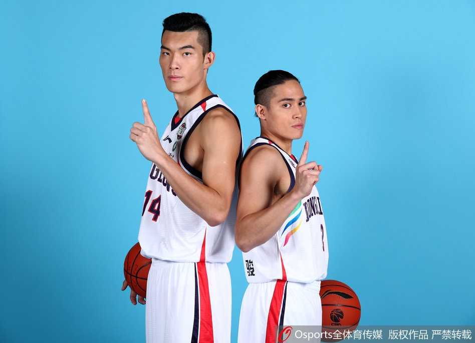 全队大合影中，球员们身着红色战袍如同燃烧的火焰，他们紧紧相依，象征着这支南粤新军团结一心、燎原之势的决心。