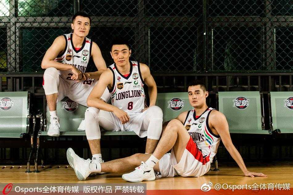 在影棚的冷峻光影下，队员们排列成行，肌肉线条与坚毅神情在黑白对比中被完美勾勒，展现出一种属于力量与秩序的美感。