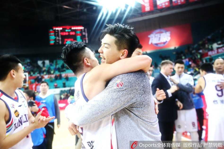 天河体育馆夜如白昼，龙狮众将围成同心圆，伴随着漫天彩带振臂高呼，记录这一属于广州篮球的历史性时刻。