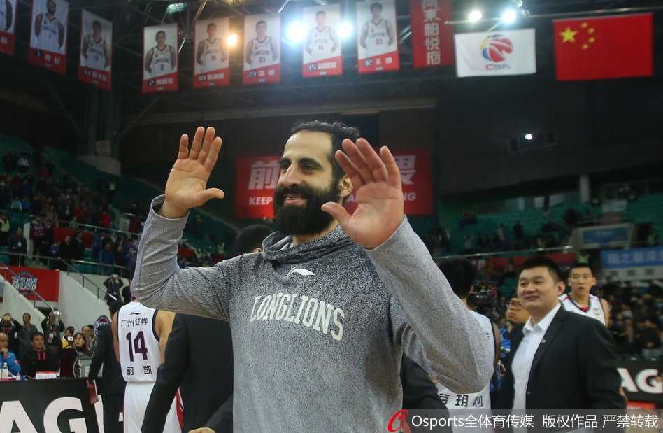 外援福格面对严密防守，冷静地组织进攻，手指战术的手势宛如指挥家，引领着全队的进攻节奏。