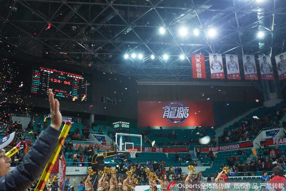 桑尼在人群中高高跃起，以一敌三强硬上篮，皮球在空中划出美妙弧线，彰显着不可阻挡的必胜信念。