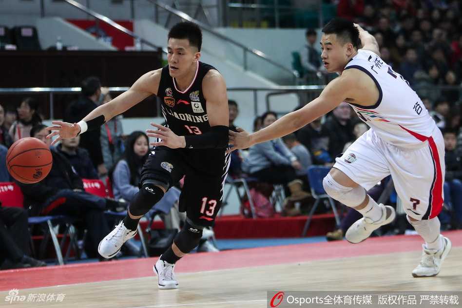 辽宁队韩德君在篮下凭借庞大的身躯卡住位置，面对多人合围依然强硬摘下前场篮板，眼神中透露出对胜利的无限渴望。