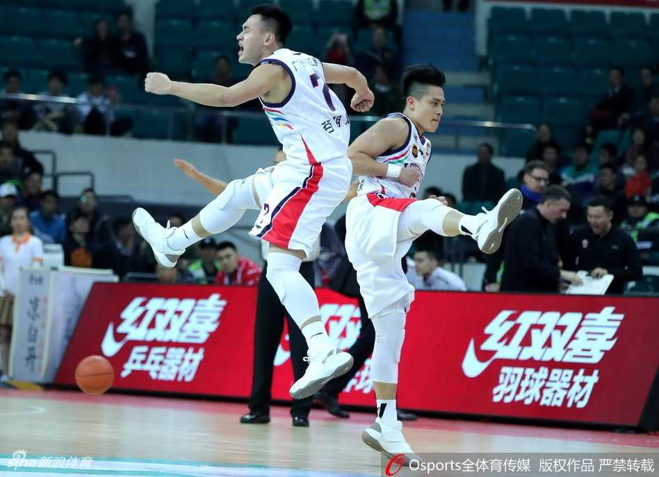 场边的广州队主帅激情指挥，双手比划着复杂的战术手势，他的每一个指令都试图在瞬息万变的战场上为球队拨云见日。