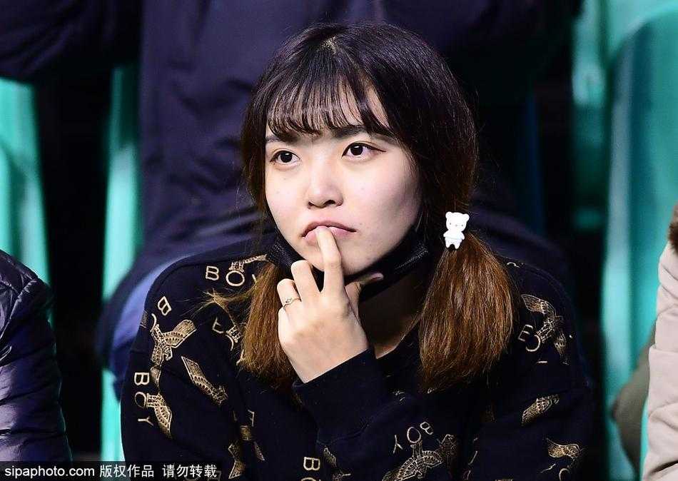 比赛进入白热化阶段，这位穿着灰色卫衣的女生紧张地捂住嘴巴，眼睛却一刻也不敢离开球场，生怕错过任何一个决定胜负的瞬间。