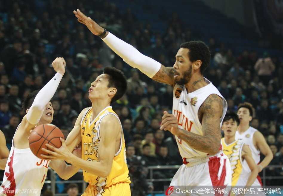 赵岩昊冷静地在外线持球，仿佛一名狙击手在调整准星，下一秒就可能用一记精准的三分球刺穿对手的心脏。