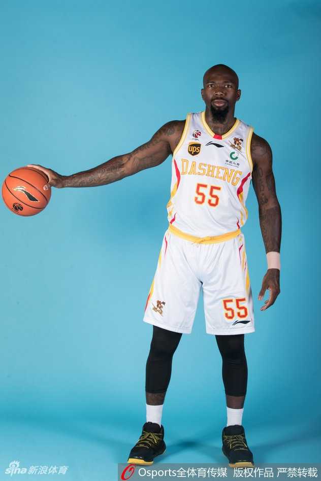 巴赫拉米、周仪翔、乔文瀚与宋建骅一字排开，伊朗铁骑与本土射手群神情专注，蓄势待发。