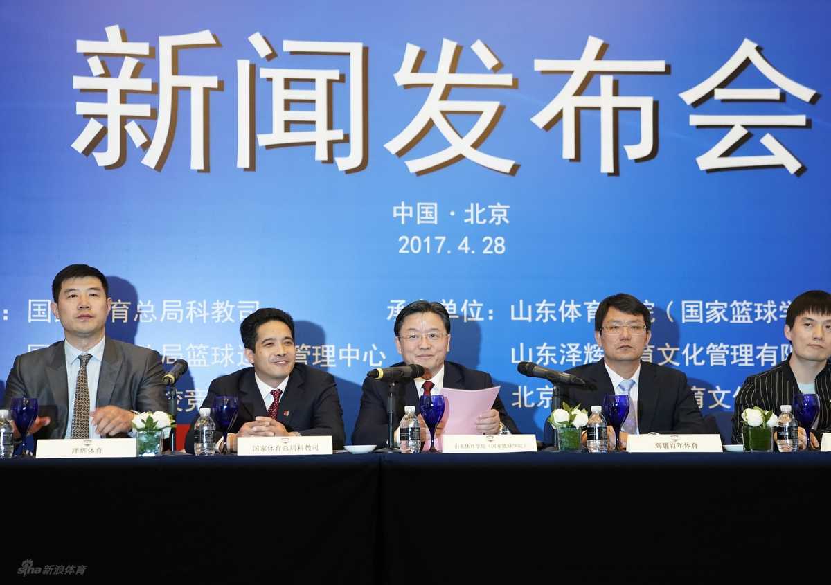 在媒体群访环节，独家商务运营单位负责人王彦波面对镜头侃侃而谈，详细阐述了联赛市场化运营的新举措，身后的背景板上联赛赞助商logo清晰可见