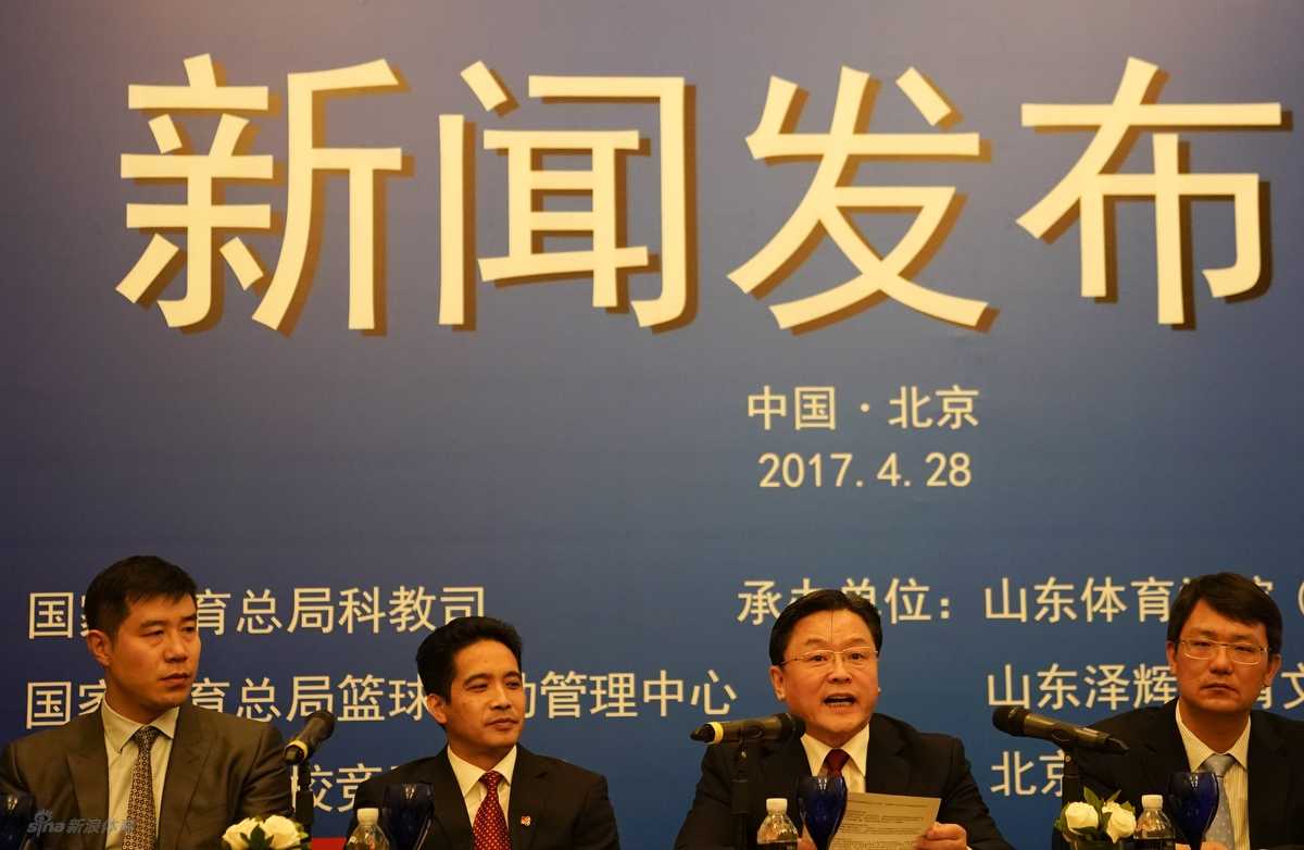 发布会结束后，与会嘉宾们在背景板前合影留念，他们脸上洋溢着自信的笑容，身后“激情、创新、奋进”的主题词格外醒目，预示着联赛将一往无前