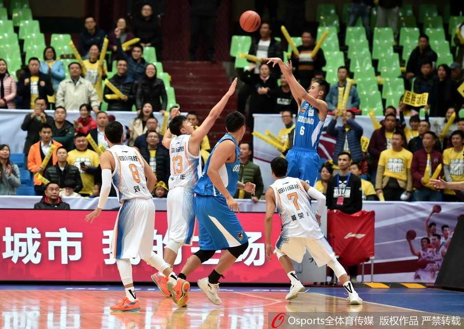 广厦三少连线！胡金秋腾空双手暴扣，福特森早已转身庆祝，霸气宣告青春风暴来袭