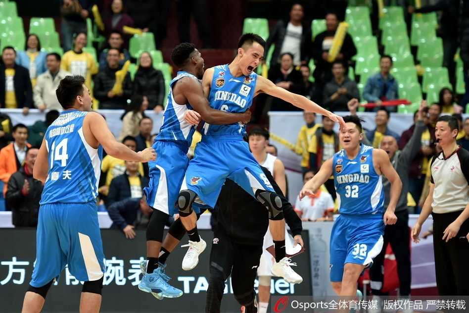 广州外援克里斯顿抛投准绝杀瞬间，皮球越过防守指尖，全场目光凝固于那道完美的弧线