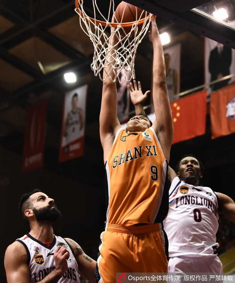 广东队长周鹏底角三分冷血出手，皮球应声入网瞬间，他振臂怒吼，铁血队长彰显领袖气质