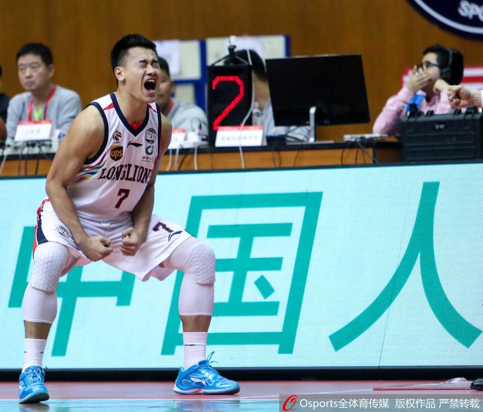 北京外援杰克逊闪电突破，面对辽宁双人夹击空中拉杆上篮，以一敌三展现超强个人能力