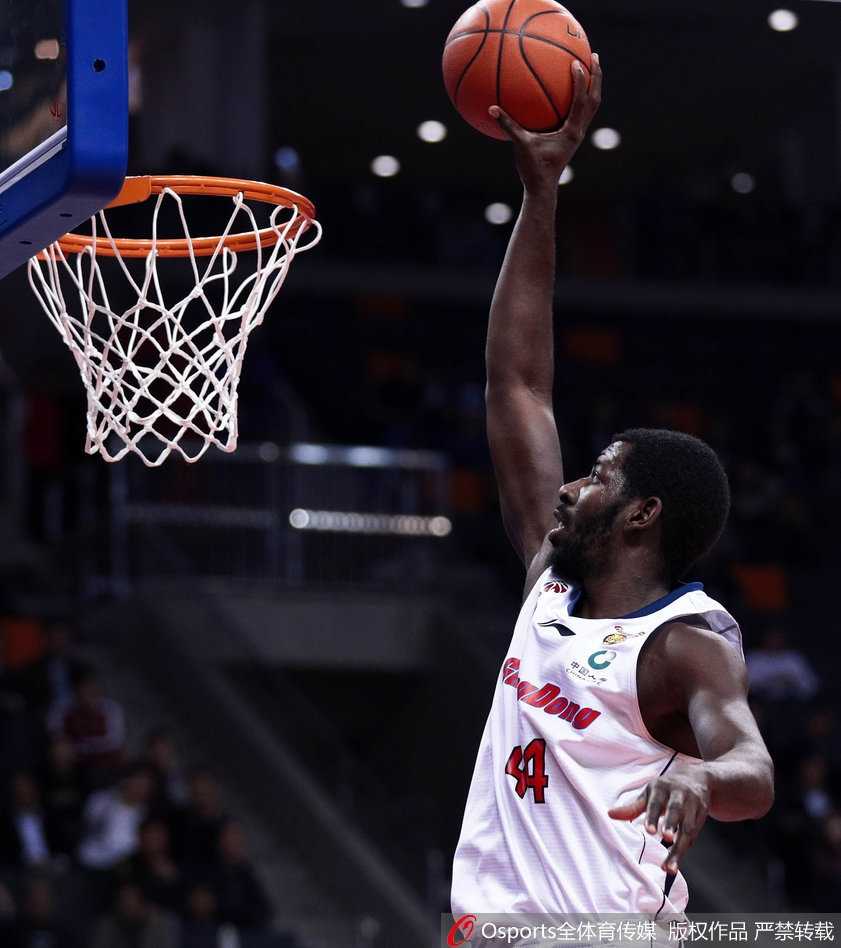 胡金秋篮下梦幻脚步，背身单打后转身跳投，皮球划过指尖稳稳落入篮筐，眼神中写满坚定