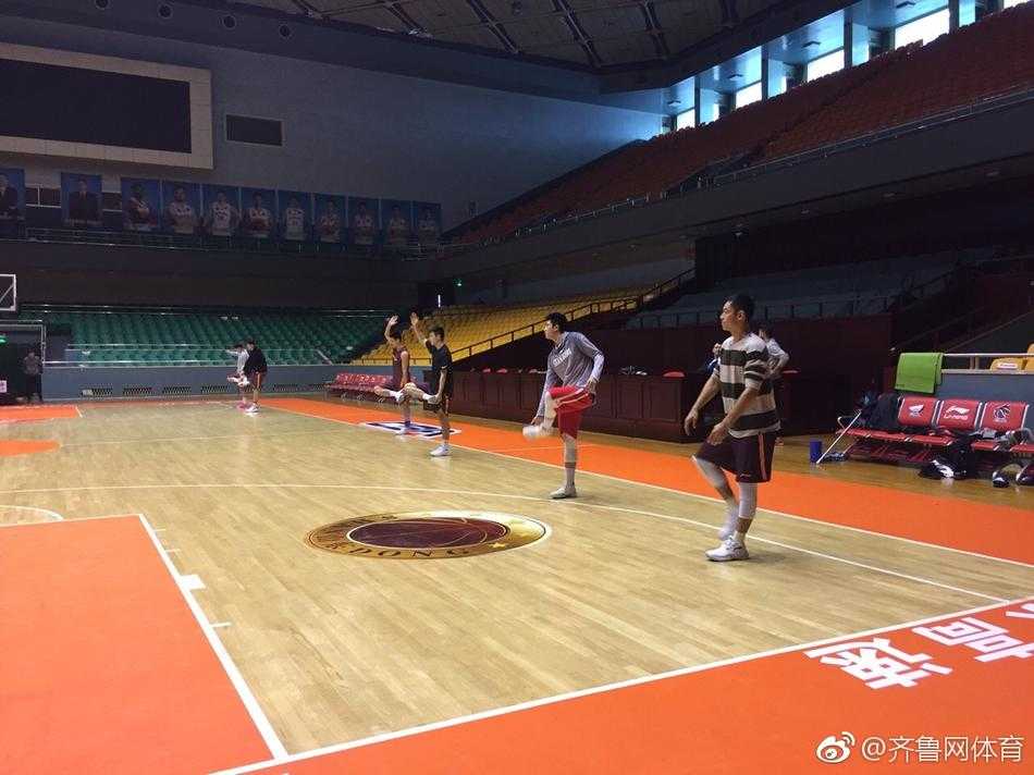 训练间隙，张庆鹏主动拉着年轻内线球员，手指球场位置，耐心讲解跑位与挡拆时机，眼神中充满鼓励。