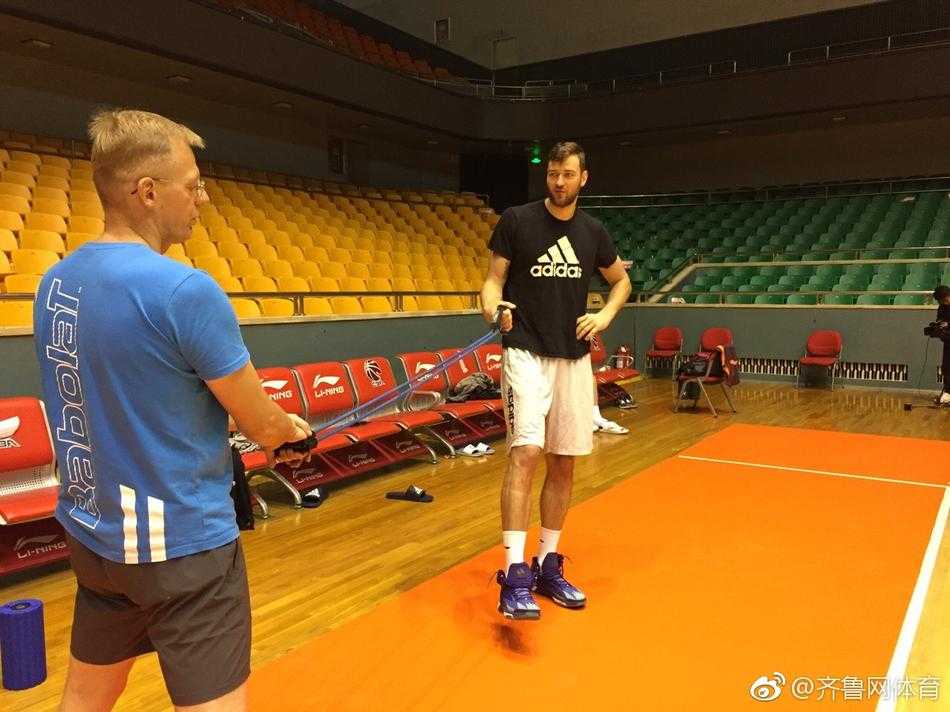 张庆鹏在三分线外接球就投，动作流畅如教科书，身旁的年轻防守队员虽全力扑防，却只能望球兴叹。