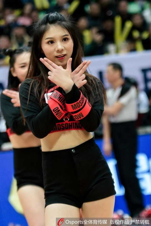 四川篮球宝贝在赛场中央纵身跃起，发丝飞扬间完成惊艳空翻，瞬间引爆全场观众的热情