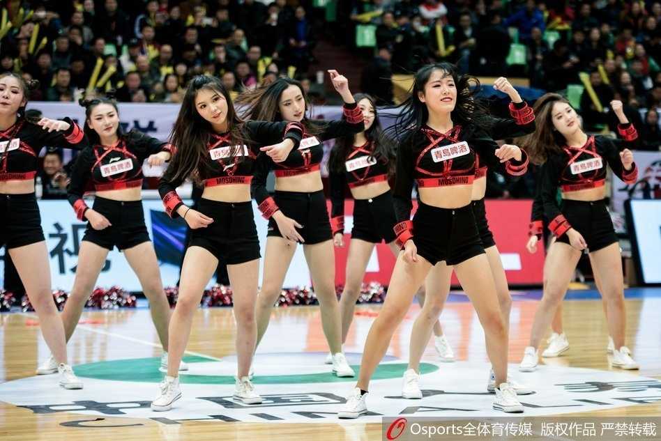 领舞的篮球宝贝目光坚定，每一个动作都精准卡点，展现出专业舞者的风采与魅力