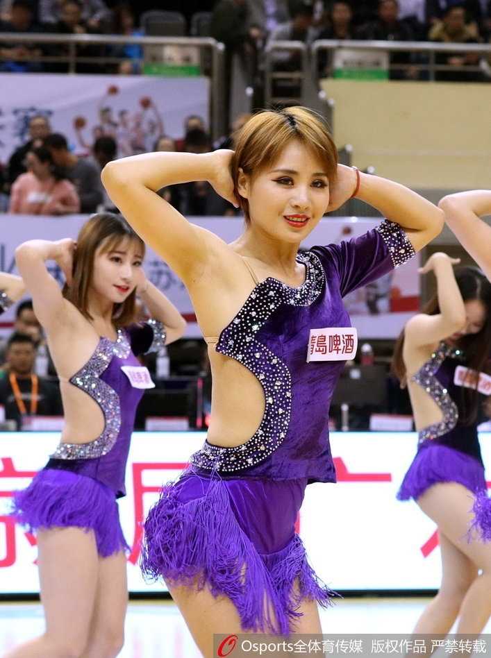 表演结束后，一位篮球宝贝对着镜头露出了俏皮可爱的笑容。近距离的特写镜头捕捉到了她额头上细密的汗珠，那是她在舞台上尽情绽放后留下的最美勋章。