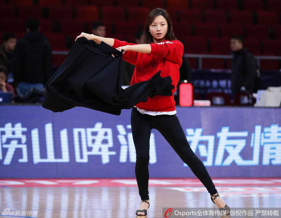 换上轻便运动装的女孩们在场边休息，对着镜头露出灿烂笑容，青春气息扑面而来。