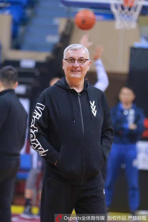 运球折返跑中，易建联粗壮的麒麟臂格外吸睛，肌肉线条犹如雕刻般棱角分明，这是他休赛期赴美特训留下的苦练印记。