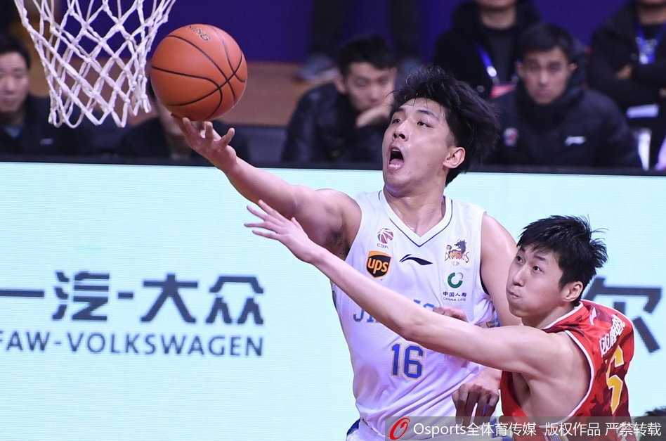 八一队曹岩在严密防守下强行出手，尽管他拼尽全力砍下20分，但仍难阻球队遭遇连败的结局