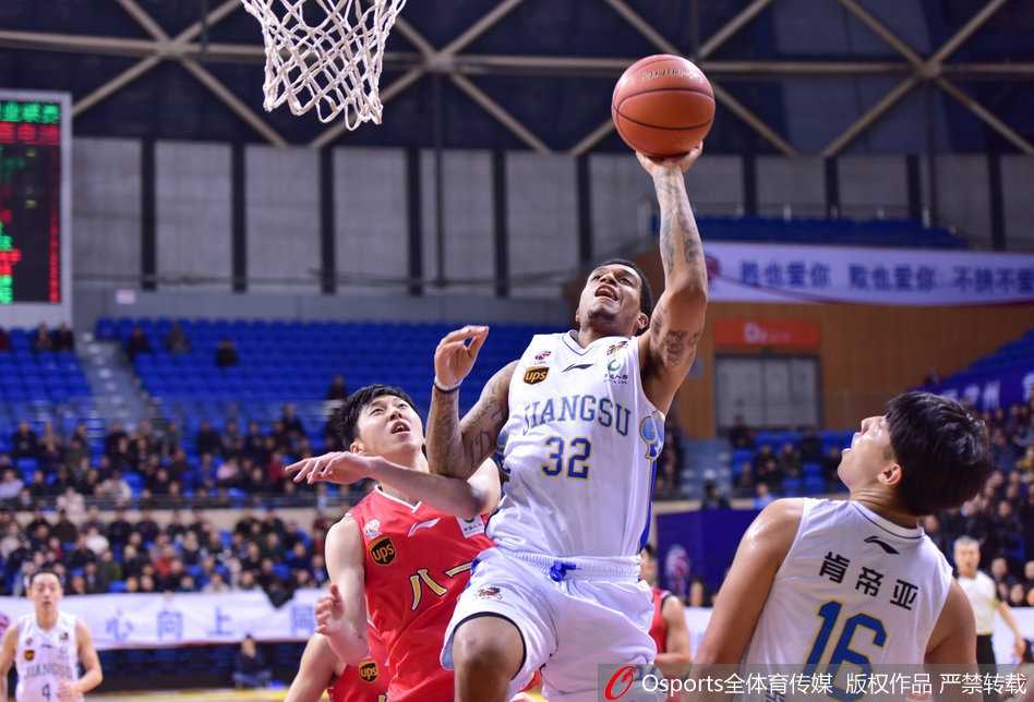 李原宇在八一队内线群中高高跃起，单臂完成暴扣，整个体育馆为之沸腾，他本场砍下生涯新高的17个篮板球