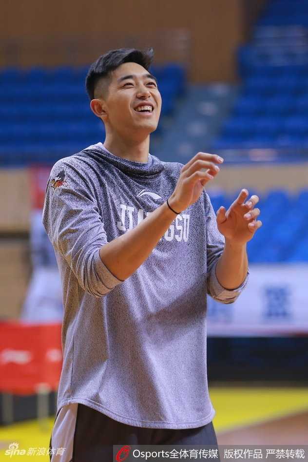 易立正在助理教练的协助下进行拉伸，这位老将的表情专注而坚定，他是队中唯一经历过上一次双杀广东的老队员。