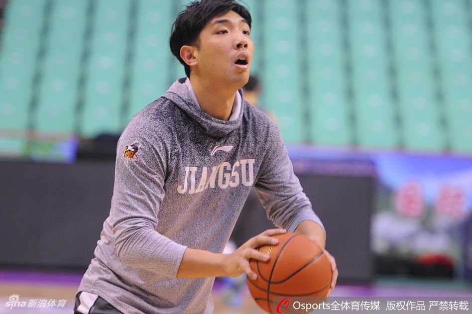 训练场上的特写镜头，哈德森正在向布鲁克斯说着什么，一旁的巴斯认真地听着，三人周围的光线柔和，仿佛这一刻时间静止，只剩下篮球世界里的纯粹交流。