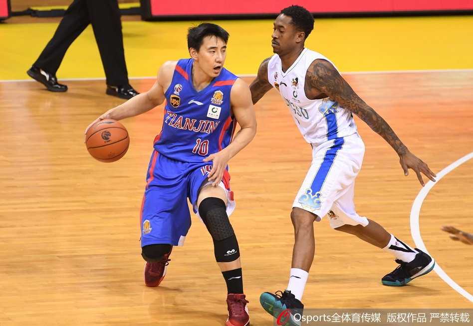 主教练贝西诺维奇在场边大声指挥，手势坚定有力，他的眼神中透露出对胜利的渴望和对场上局面的精准判断，场上的每一次攻防都牵动着他的心。