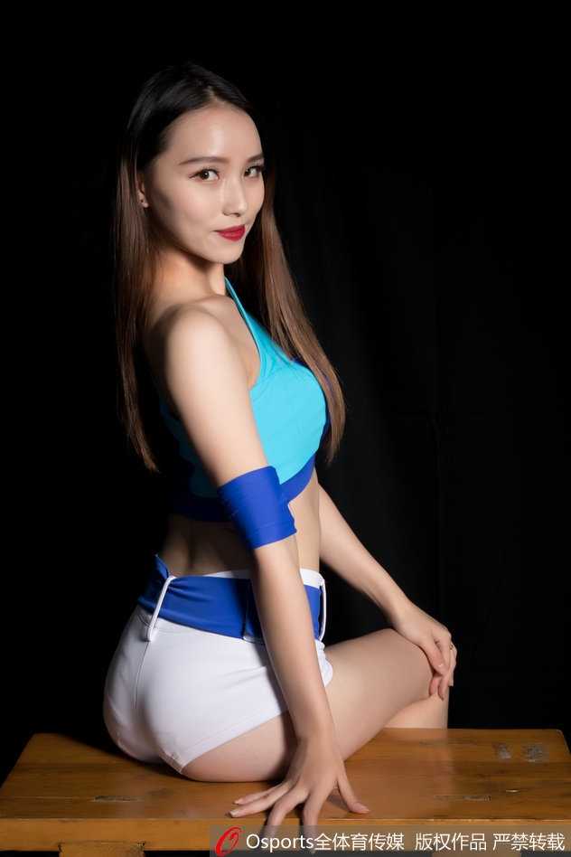 肯帝亚KDancer成员在灯光下回眸一笑，甜美的面容配上灵动的眼神，仿佛能驱散赛场所有的紧张气氛