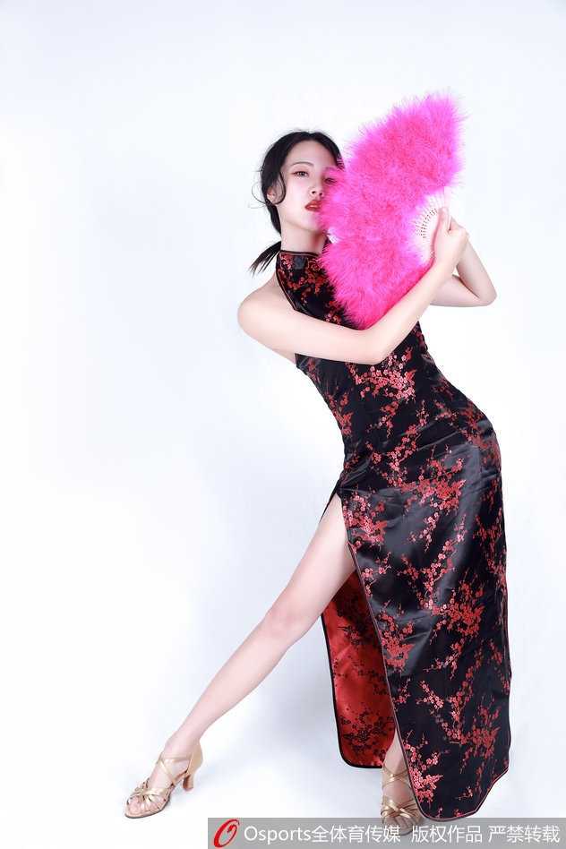 特写镜头下，肯帝亚篮球宝贝妆容精致，旗袍上的刺绣纹样细腻华美，眼神中透露出凯旋归来的自信与从容