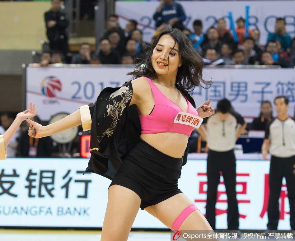 表演结束后，篮球宝贝们向观众致意，手中的长袖自然垂落，她们的笑容比袖上的红绸更加灿烂