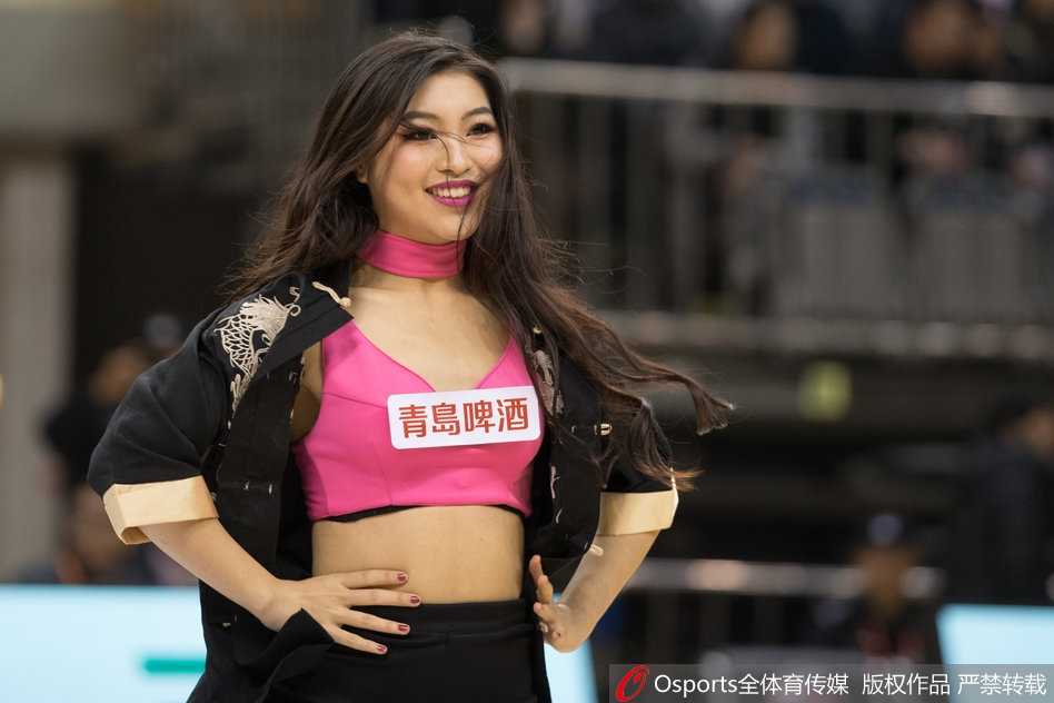 宝贝奋力跃起，两条长袖在身后高高飘起，配合空中的定格姿态，犹如敦煌壁画中的飞天