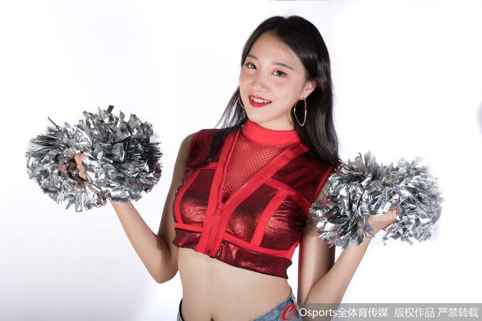 近景特写下，一位篮球宝贝的回眸一笑格外动人，精致的妆容配上标志性的甜美笑容，额前碎发微湿，更显她在热舞之后的真实与活力。