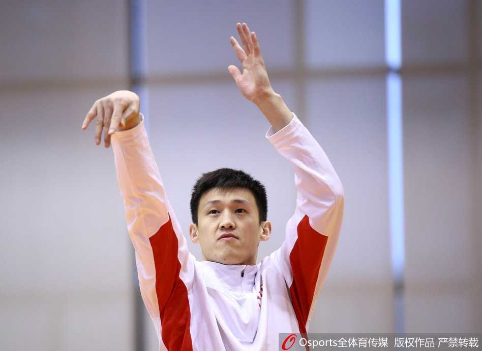 笑容灿烂的肿瘤男孩轩轩来到广东宏远训练馆，他身穿运动外套，眼中满是对篮球的渴望与热爱。