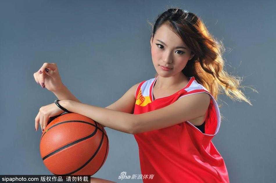 胡晓燕在夕阳下露出灿烂笑容，画面唯美