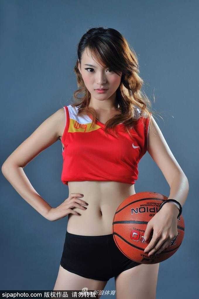 胡晓燕专注运球，身形矫健，运动风十足