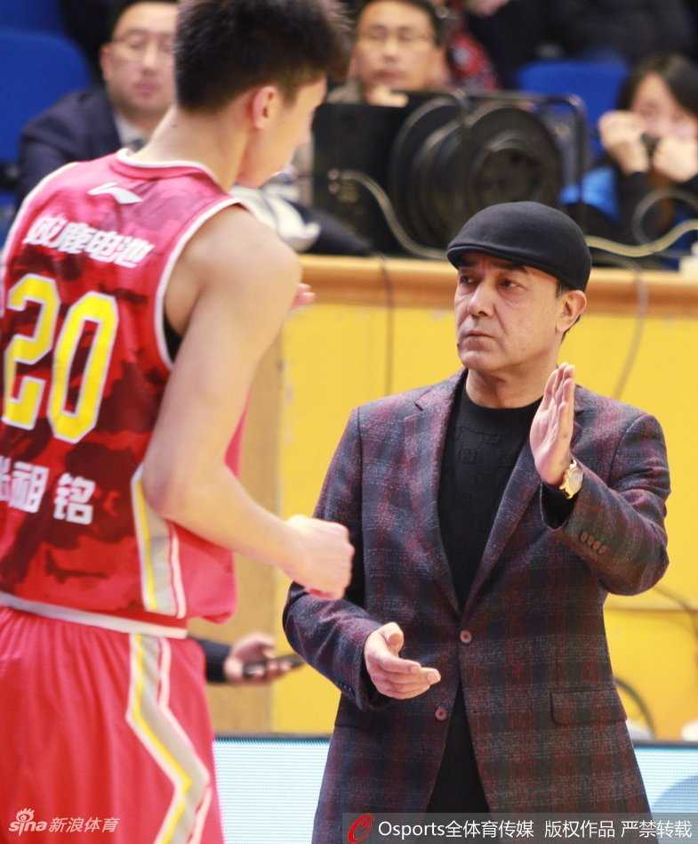 广厦新星胡金秋在三人合围中强行起跳，他那超出同龄人的冷静让他即使在空中身体对抗后依然保持出手稳定性，将球放入篮筐。