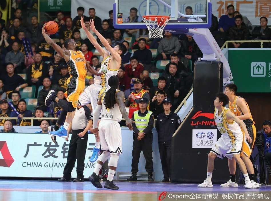 胡金秋在山西队内线群中高高跃起，用一记势大力沉的单手劈扣点燃整个主场球迷的热情。