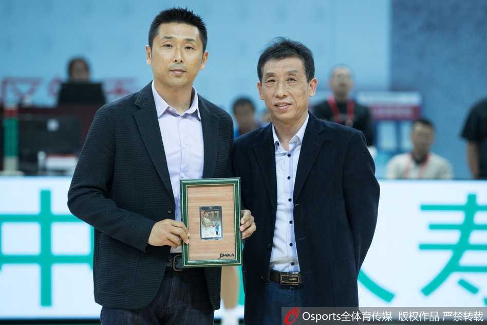 在退役仪式的尾声，胡雪峰强忍泪水，挥手向全场球迷作最后的致意，球场灯光汇聚于他身上，仿佛时间在此刻为他停驻。