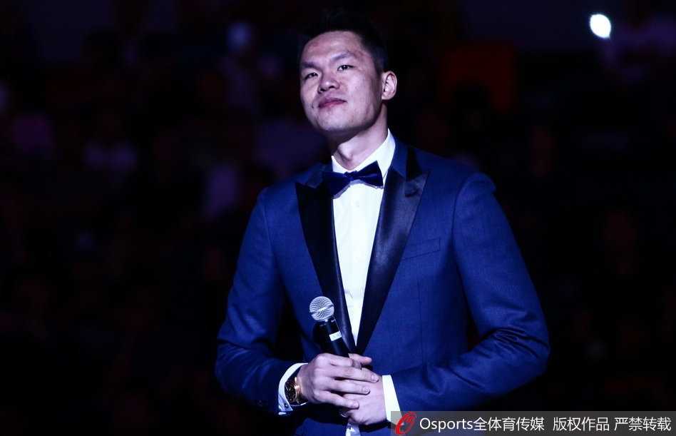 广东宏远与深圳新世纪的比赛激战正酣，易建联在对方内线强势上篮，身披新战袍的队友们跑动接应，全队用一场大胜致敬传奇，开启新征程。